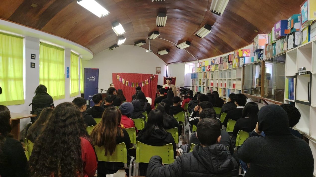 /biblioteca-regional-llevo-teatro-poema-sobre-gabriela-mistral-al-liceo-el