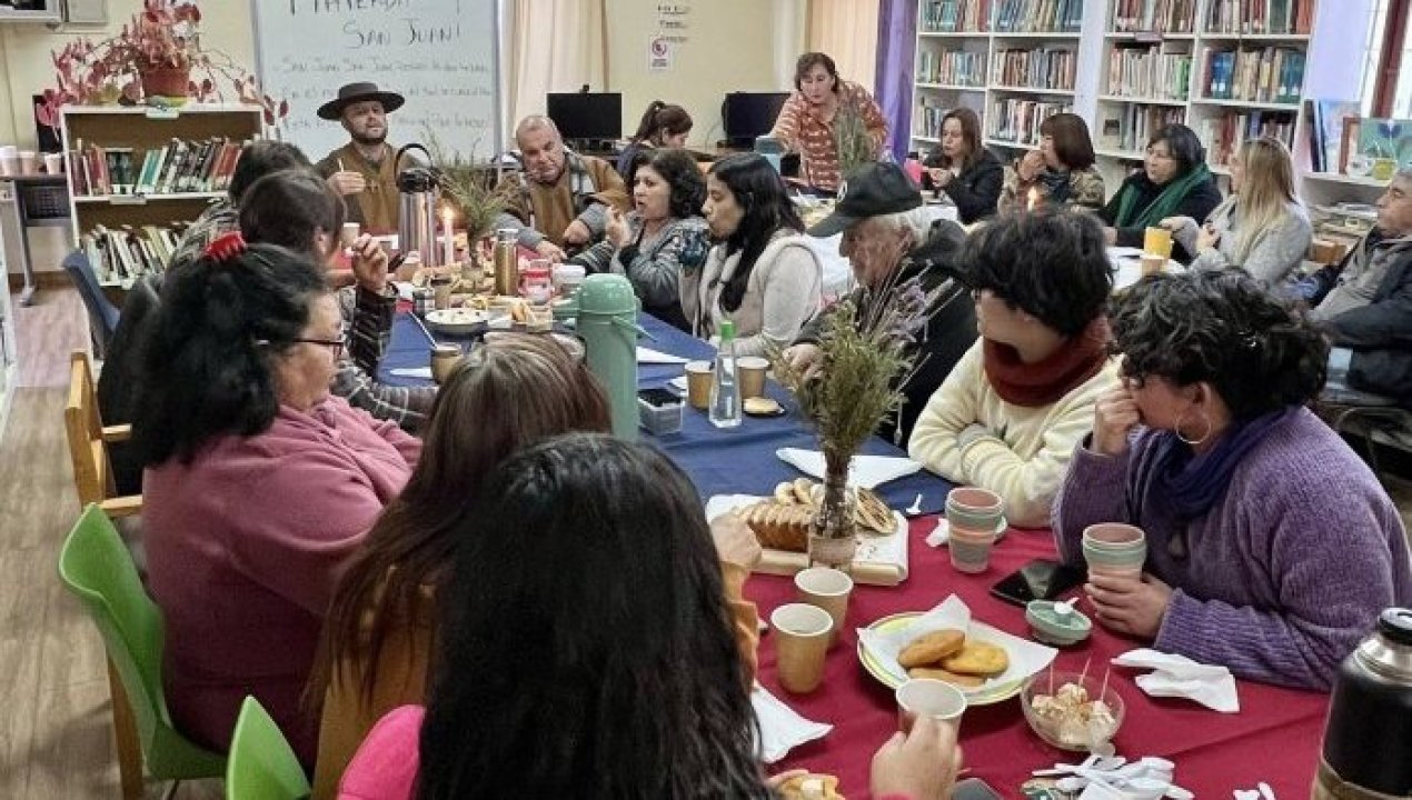 /biblioteca-de-paredones-celebro-mateada-de-san-juan