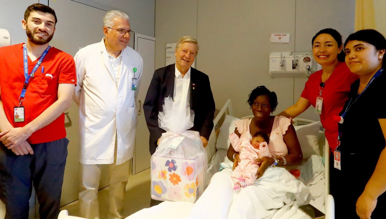 /alcalde-de-curico-visito-al-primer-bebe-nacido-en-2026