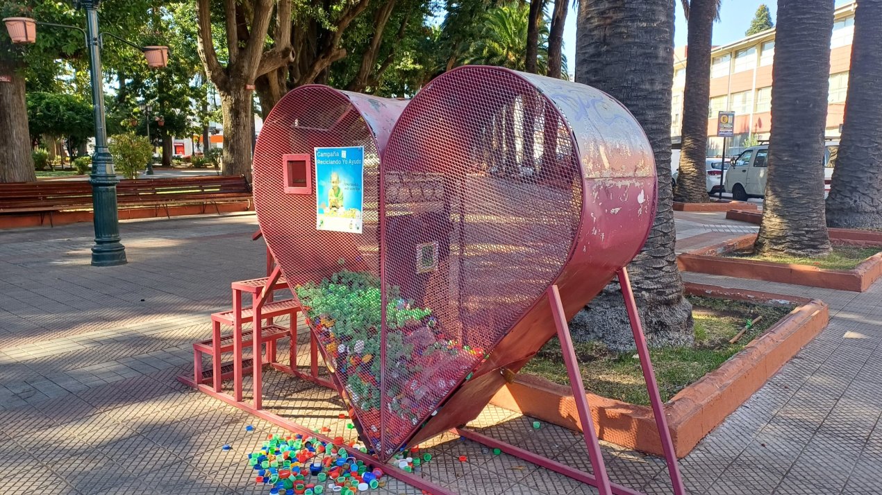 /retiran-corazon-solidario-de-la-plaza-de-armas-de-curico