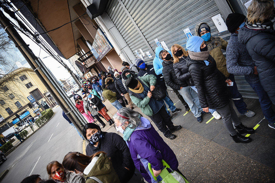 /largas-filas-se-han-repetido-a-los-largo-del-pais-en-las-oficinas-del-registro-civil-y-afp