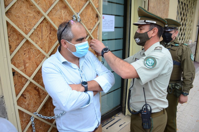 /aspirante-a-concejal-se-encadeno-afuera-del-servel-en-talca