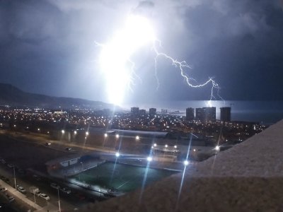 /relampagos-y-truenos-viralizan-registros-de-tormenta-electrica-en-antofagasta