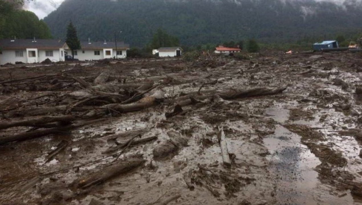 /regionales/region-de-la-araucania/sistema-frontal-en-curarrehue-aluvion-deja-a-una-familia-fallecida