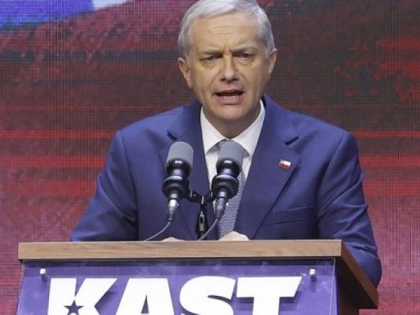 Kast llama a centrar esfuerzos en combate de incendios y evitar disputas políticas